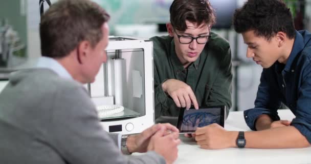 学生讨论3D 打印机与老师 — 图库视频影像