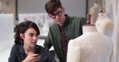 Bir tasarım smartphone ile resim çekmek moda öğrenciler