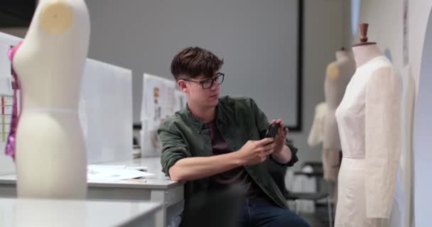 Mode Student Nemen Foto Van Een Ontwerp Met Smartphone — Stockvideo