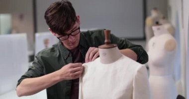 Moda öğrencisi bir giysi tasarımı