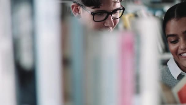 Étudiants lisant dans une bibliothèque 