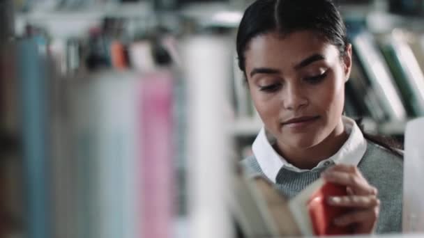 Lecture Étudiante Dans Une Bibliothèque — Video