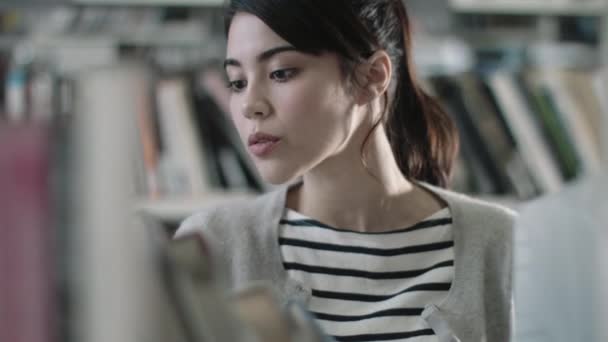 Student Som Läser Ett Bibliotek — Stockvideo