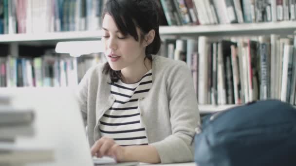 Φοιτητής Που Σπουδάζει Στη Βιβλιοθήκη Laptop — Αρχείο Βίντεο