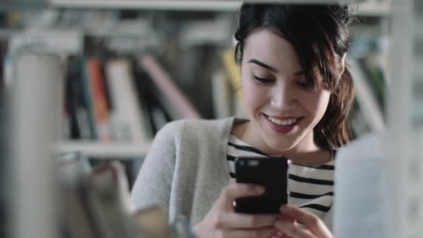 Étudiant Utilisant Smartphone Dans Bibliothèque — Video