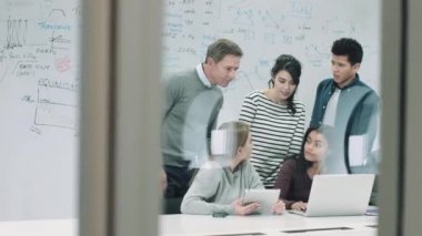 öğretmen ile öğrenci grubu