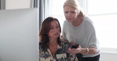 Masaüstü bilgisayarda çalışarak olgun iş arkadaşları