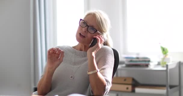 Masaüstü Bilgisayar Akıllı Telefon Üzerinde Çalışan Olgun Kadın — Stok video
