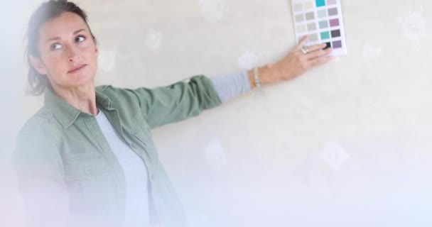 Starsza Kobieta Patrząc Kolor Karty — Wideo stockowe