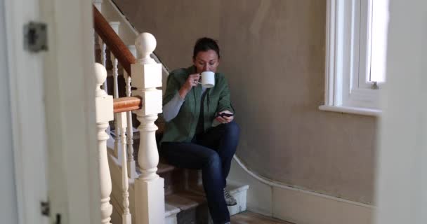 Femme Mûre Assise Sur Escalier Dans Rénovation Maison — Video