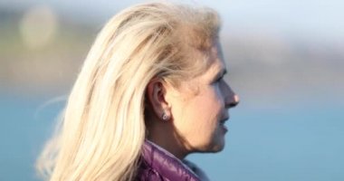 Olgun erkek açık havada manzaraya bakarak