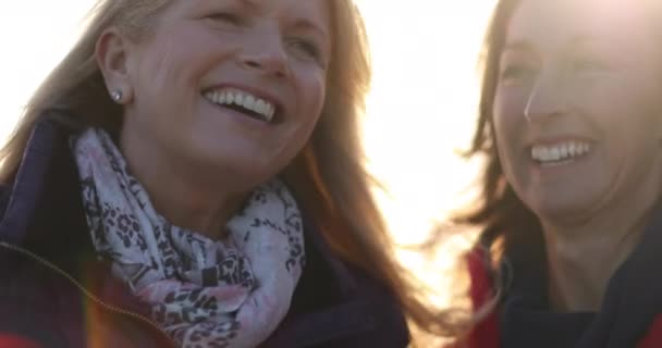 Ώριμες Γυναίκες Φίλους Γέλιο Εξωτερικούς Χώρους — Αρχείο Βίντεο