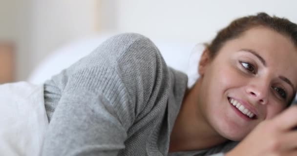 Genç Yetişkin Kadın Yatakta Smartphone Kullanarak — Stok video