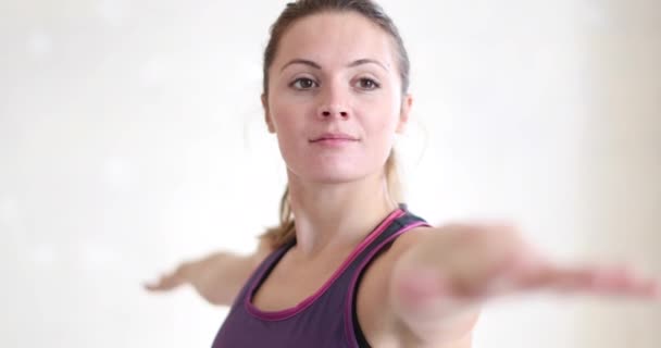 Junge Erwachsene Frau Macht Yoga Hause — Stockvideo