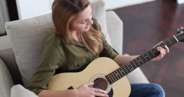 Jovem Adulto Feminino Tocando Guitarra Acústica — Vídeo de Stock