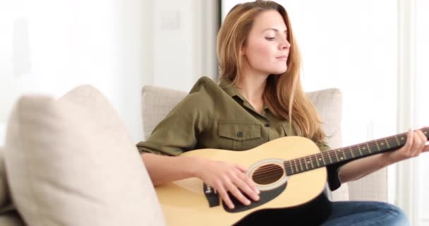 Jovem Adulto Feminino Tocando Guitarra Acústica — Vídeo de Stock