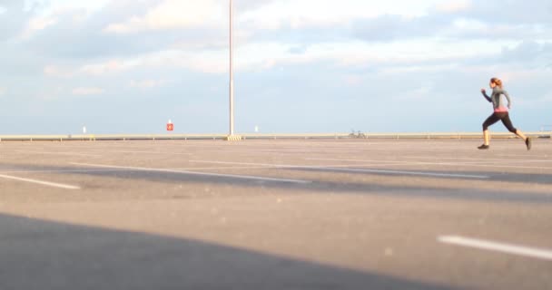 Genç Yetişkin Kadın Açık Havada Koşu — Stok video