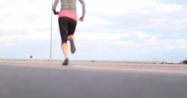 年轻的成年女性在户外慢跑 — 图库视频影像