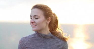 Sportif genç yetişkin kadın kamera için arıyorsunuz