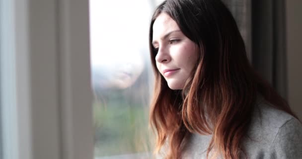 Frau Blickt Aus Dem Fenster Und Die Kamera Morgenlicht — Stockvideo