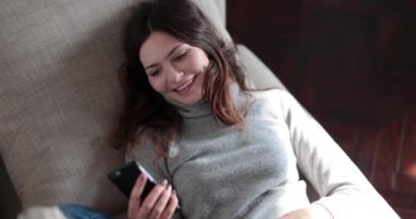 Smartphone cep telefonu ile mesaj komik kadın