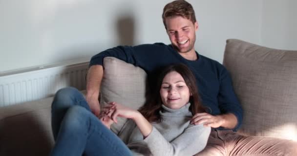 Couple Relaxant Sur Canapé Maison — Video
