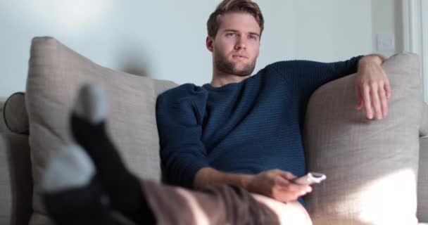 Hombre Viendo Televisión Casa Sofá — Vídeos de Stock