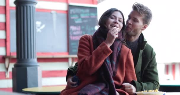 通りの食糧市場でのカップル — ストック動画