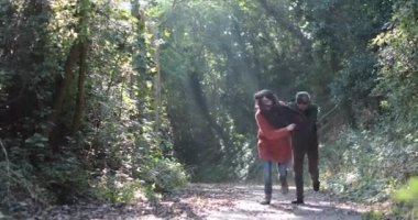 Sonbaharda ormanda çalışan çift