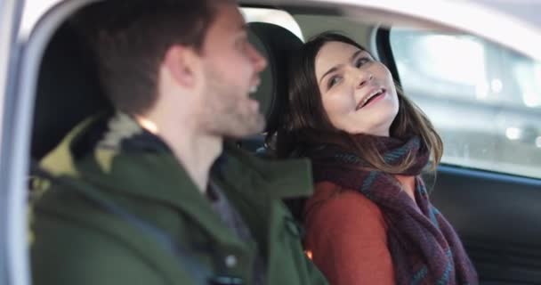夫妇在车里唱歌在交通堵塞 — 图库视频影像