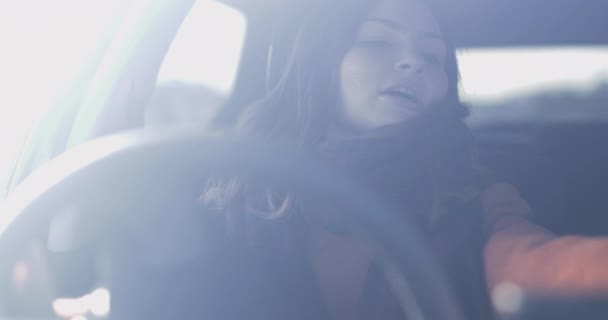 Mujer Conduciendo Coche Escuchando Música — Vídeo de stock
