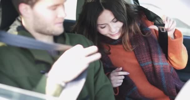 Casal Colocando Cintos Segurança Prontos Para Dirigir — Vídeo de Stock