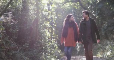 Ormanda sonbaharda yürüme Çift