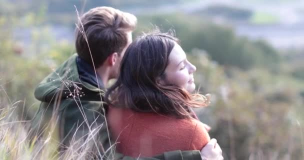 Couple Bénéficiant Une Vue Campagne — Video