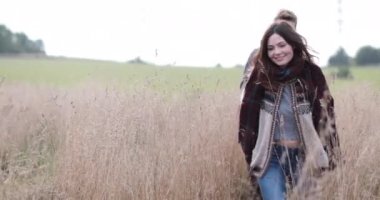 Sonbaharda tarlasında yürümek çift