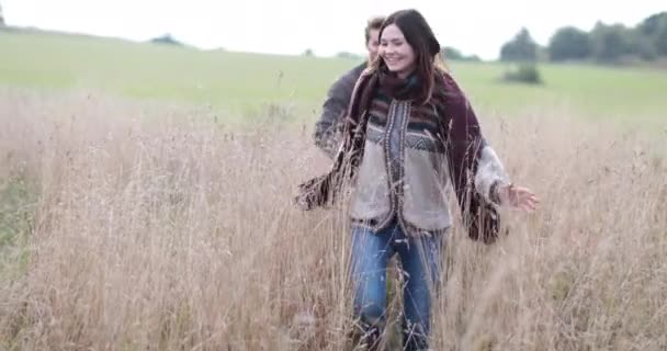 Paar Wandelen Cornfield Herfst — Stockvideo