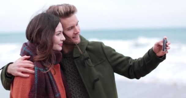 Pareja Tomando Selfie Playa Invierno — Vídeo de stock