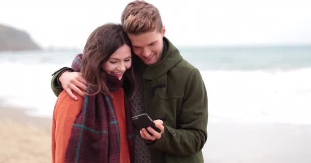 Pár Revizí Selfie Pláži Zimě — Stock video