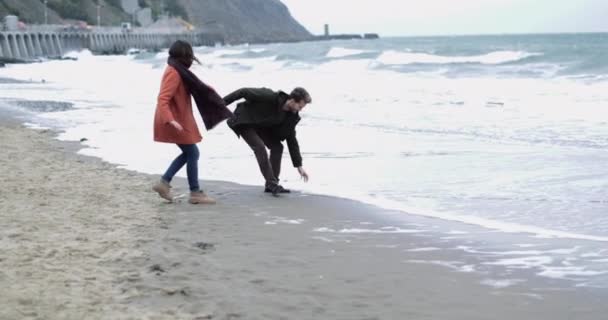 Couple Étant Ludique Sur Plage — Video