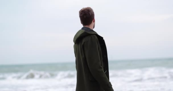 海に流木を捨てる男 — ストック動画