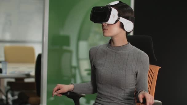 Mujer Asiática Usando Realidad Virtual Oficina Creativa — Vídeos de Stock