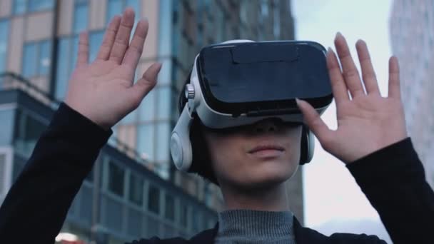 Asiática Hembra Usando Virtual Realidad Fuera — Vídeo de stock