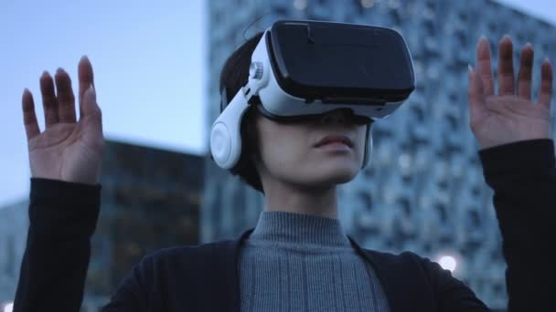 Aziatische Vrouwelijke Met Behulp Van Virtual Reality Buiten — Stockvideo