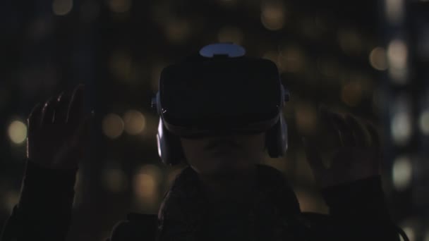 Asiatische Weibliche Nutzung Virtueller Realität Außerhalb Der Nacht — Stockvideo