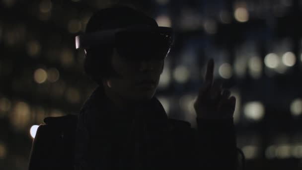 Asiática Hembra Usando Virtual Realidad Fuera Noche — Vídeo de stock