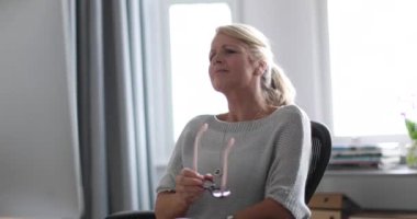 Masaüstü bilgisayarda çalışan olgun iş kadın