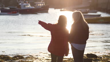 Limanı'nda konuşan Olgun kadın arkadaşlar