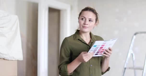 Young Adult Female Choosing Colour Paint Wall — Stock Video