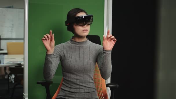 Asiatico Femmina Utilizzando Virtuale Realtà Creativo Ufficio — Video Stock