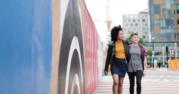 Junge erwachsene lesbische Paare spazieren im Sommer durch die Stadt — Stockvideo